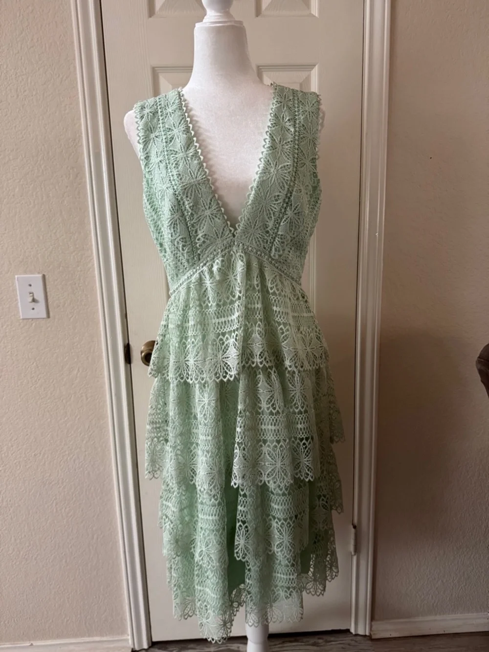 Gianni Bini Lace Dress Size 8 Mint Green Tiered Boho V-Neck - Picture 3 of 15